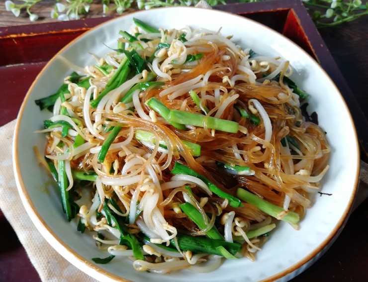 Giá đỗ xào miến và hẹ