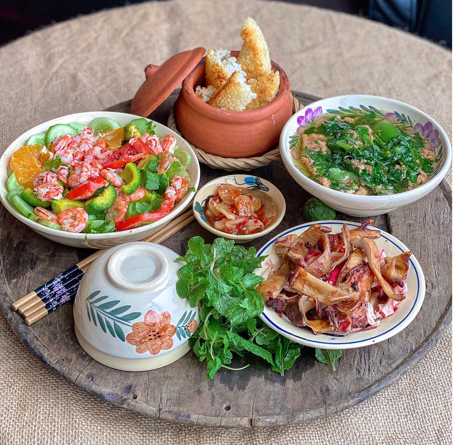 Salat tôm bơ rau củ - Mực nướng - Canh cua mồng tơi - Cơm cháy - Mắm dưa cà