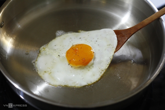 Viền mép trứng khô giòn sẽ tự bong ra.