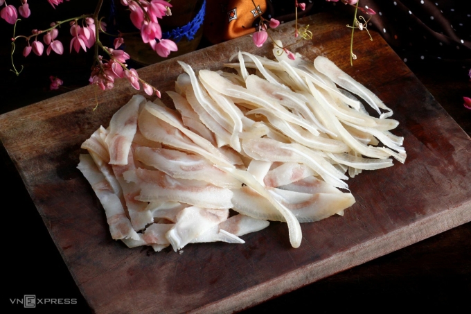 Tai heo trắng giòn sần sật.