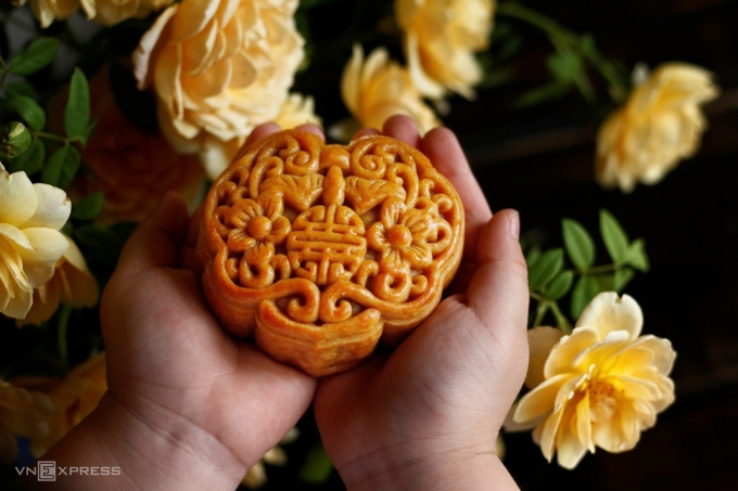 Bánh nướng để xuống dầu sau 2- 3 ngày. Ảnh: Bùi Thủy