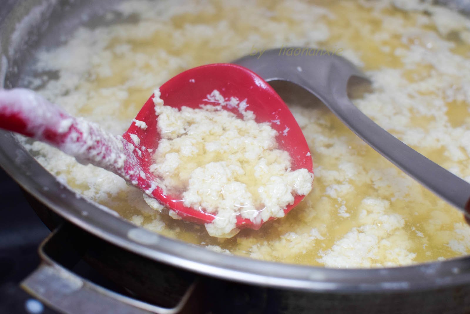 Khi sữa đậu sôi, vừa khuấy vừa rót từ từ nước chua vào. Trong tích tắc, sữa đậu vón lại thành những bông trắng, đó chính là đậu hũ non.