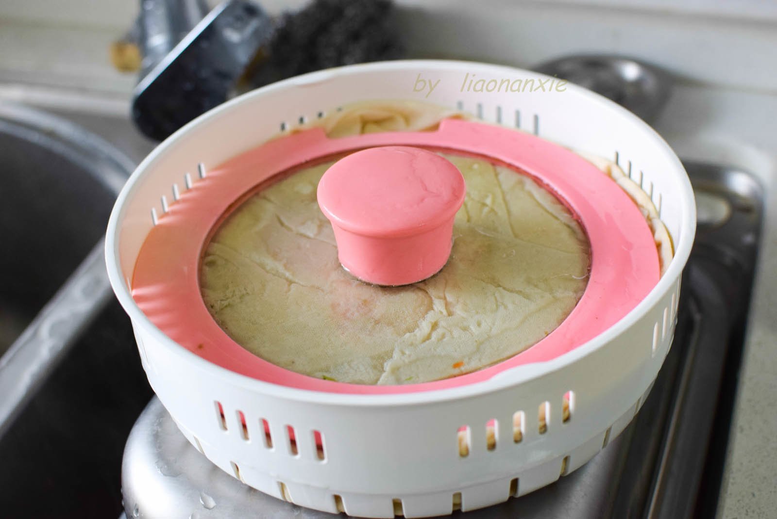 Sau 30 phút – 1 giờ, tháo vải ra, bạn sẽ có khối đậu phụ trắng muốt, chắc mềm.