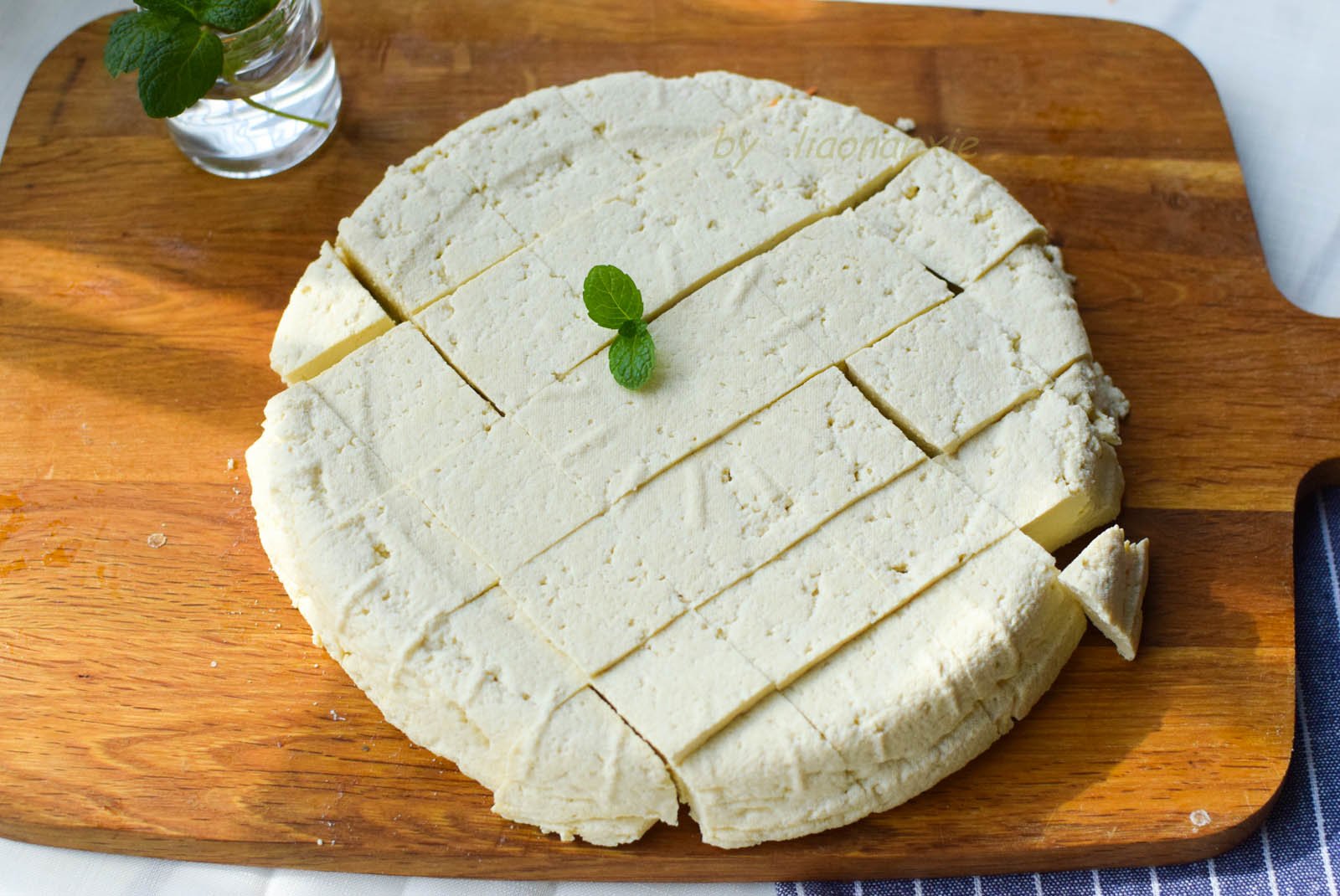 Cắt đậu phụ thành miếng to, thả vào nồi nước sôi chần qua. Ăn kèm nước chấm pha từ tương ớt, dầu mè, xì dầu, tỏi, đường, rau mùi, hành lá.