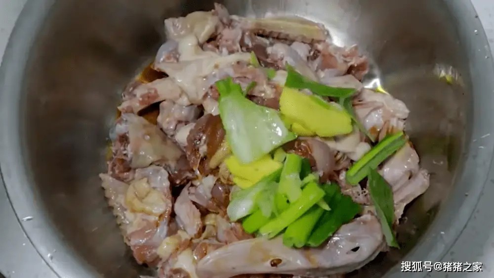 Chọn vịt tươi ngon, chặt thành miếng vừa ăn và ướp gia vị.