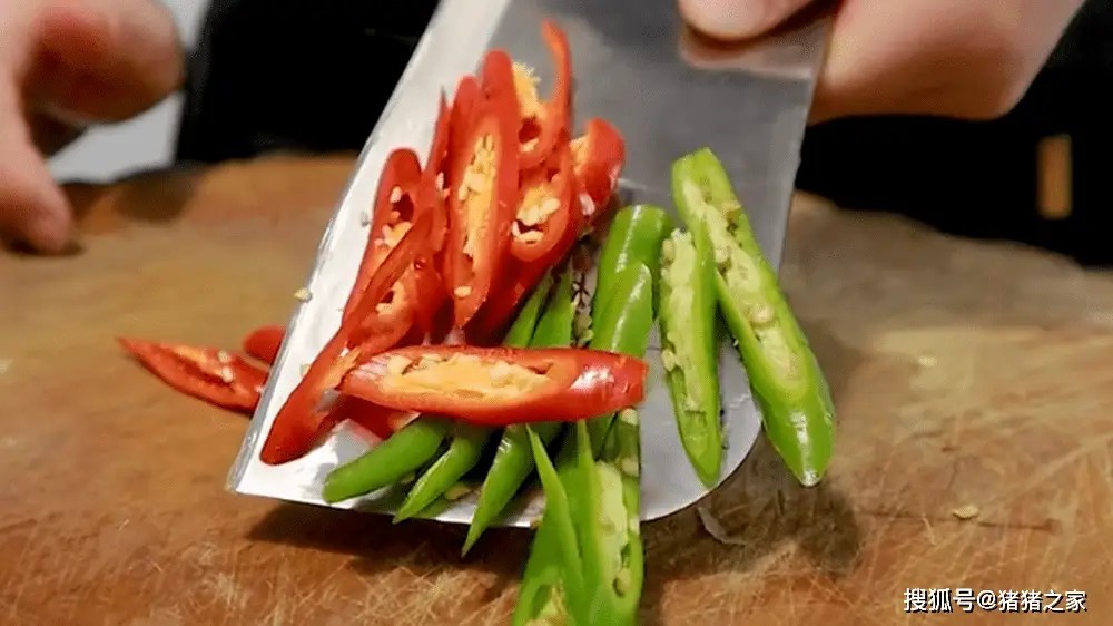 Chuẩn bị đầy đủ nguyên liệu và gia vị cho món ăn.