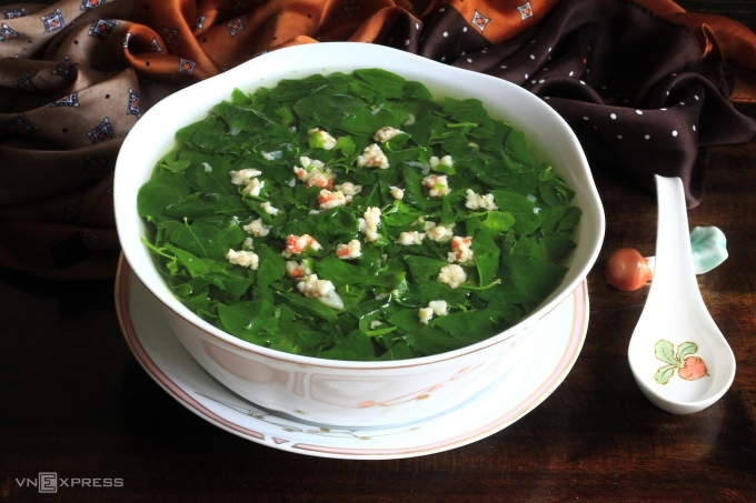 Canh rau ngót chuẩn vị là sau khi nấu lá vẫn có màu xanh, nước trong. Ảnh: Bùi Thủy