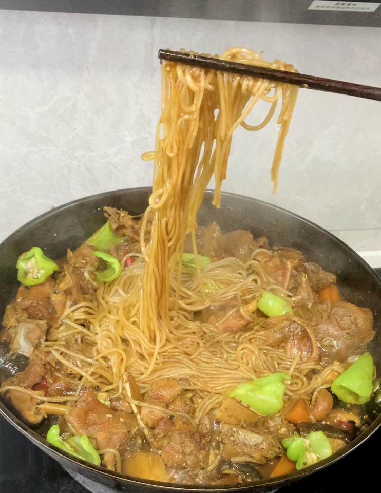 Cho miến vào nấu cùng