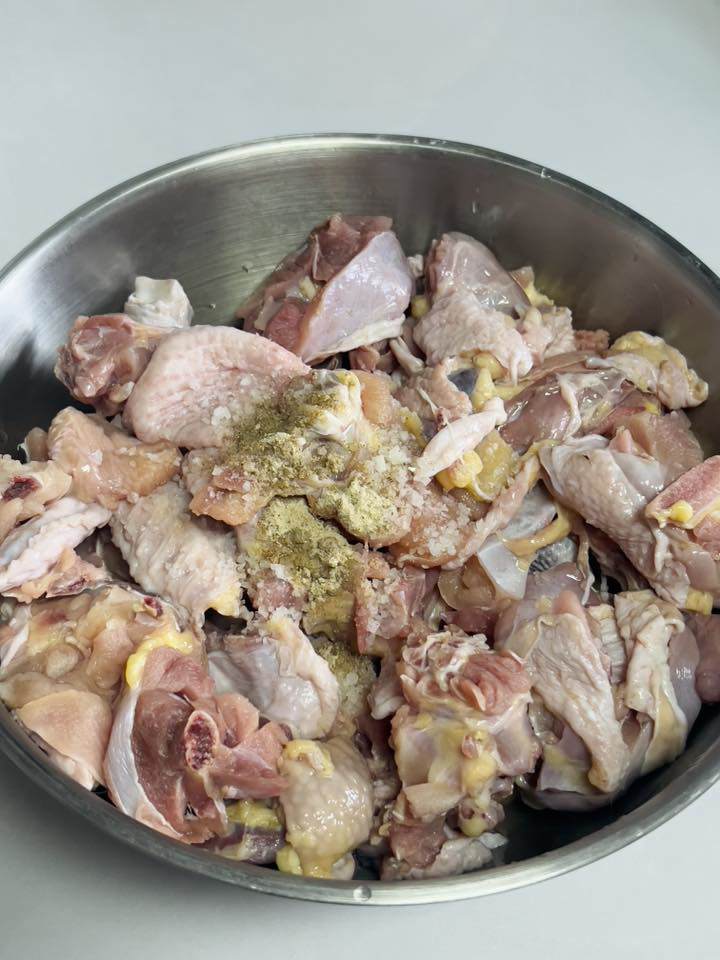 Ướp gà với gia vị