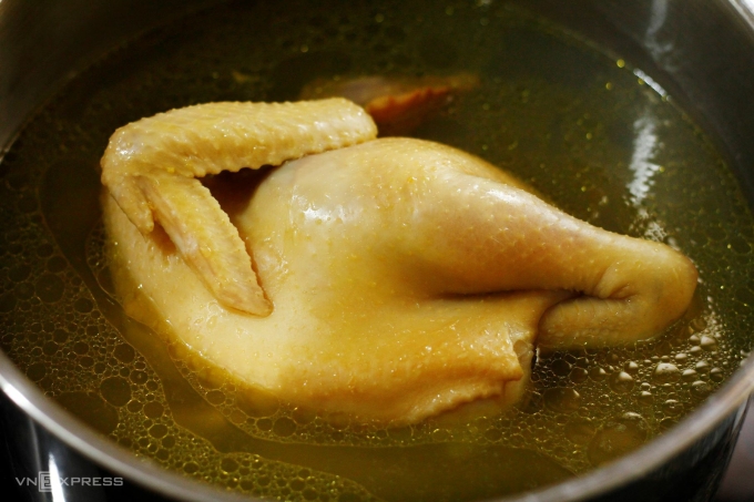 Gà luộc ngâm nước khoảng 20-30 phút giúp thịt mềm và ngọt hơn.