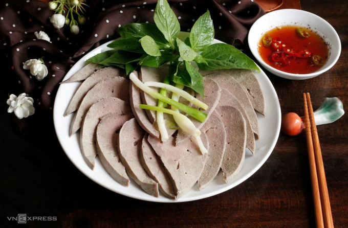 Gan luộc chín tới mềm hồng, bùi thơm. Ảnh: Bùi Thủy