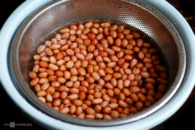 Rửa lạc trước khi rang giúp loại bỏ bụi bẩn, khi rang truyền nhiệt đều hơn. Ảnh: Bùi Thủy