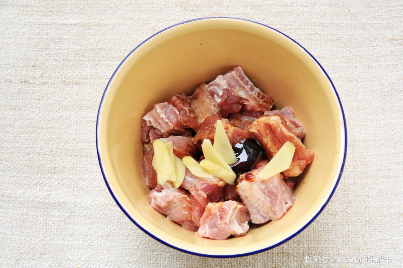 Sườn rửa sạch, để ráo. Gừng băm nhỏ, tỏi băm nhuyễn. Cho sườn vào tô, thêm rượu nấu ăn, nước tương, dầu hào, muối, gừng băm. Trộn đều và ướp trong 30 phút.