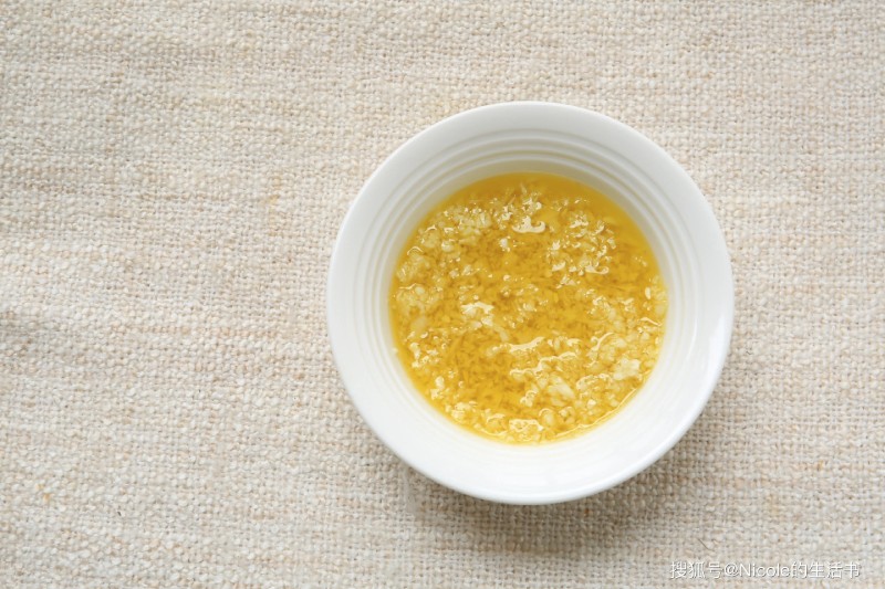 Tỏi băm để riêng trong bát, trộn với dầu ăn.