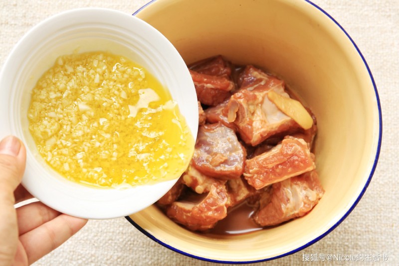 Thêm phần tỏ trộn dầu vào sườn, đảo đều lần nữa.