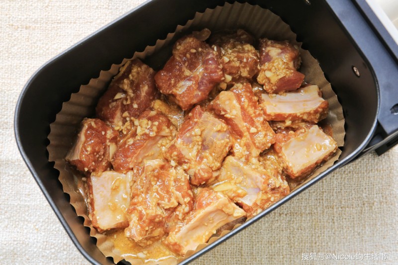 Cho sườn vào nồi chiên không dầu, bật nhiệt 200 độ C, nướng trong 18–20 phút. Lưu ý: Nhớ lật mặt giữa chừng để sườn chín đều, vàng giòn cả hai bên.