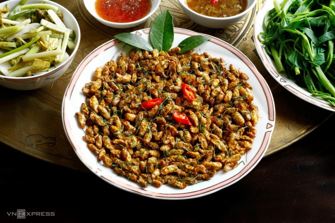 Nhộng tằm rang cùng lá chanh giúp cân bằng vị và giảm nguy cơ dị ứng.