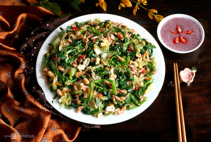 Nộm rau muống tép đồng. Ảnh: Bùi Thủy