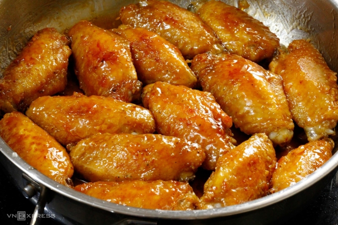 Món cánh gà chiên mắm cần nêm theo phương pháp 3 giai đoạn. Ảnh: Bùi Thủy