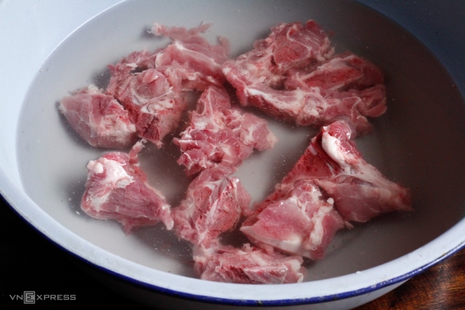 Ngâm xương giúp nấu nước dùng thanh trong hơn. Ảnh: Bùi Thủy