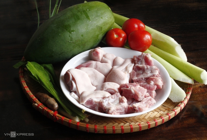 Có nhiều cách sơ chế xương, thịt khác trước khi chế biến. Ảnh: Bùi Thủy