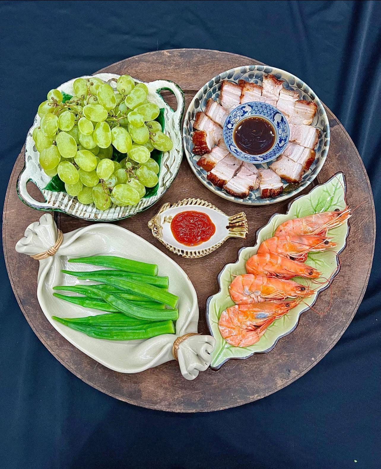 Thịt quay giòn bì - Tôm hấp - Đậu bắp luộc