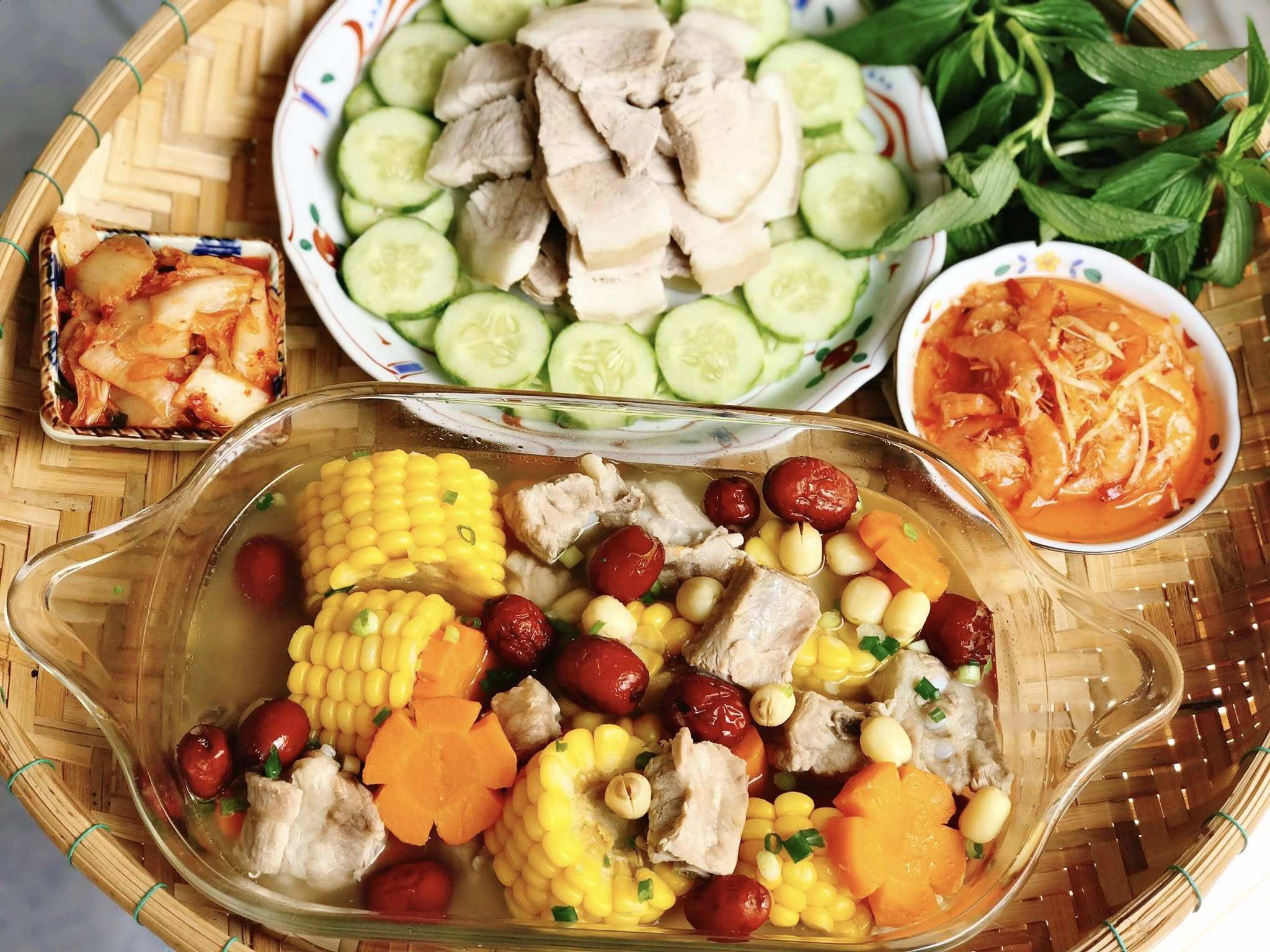 Thịt luộc chấm tôm chua + Kim chi cải thảo + Canh sườn hầm hạt sen, táo đỏ