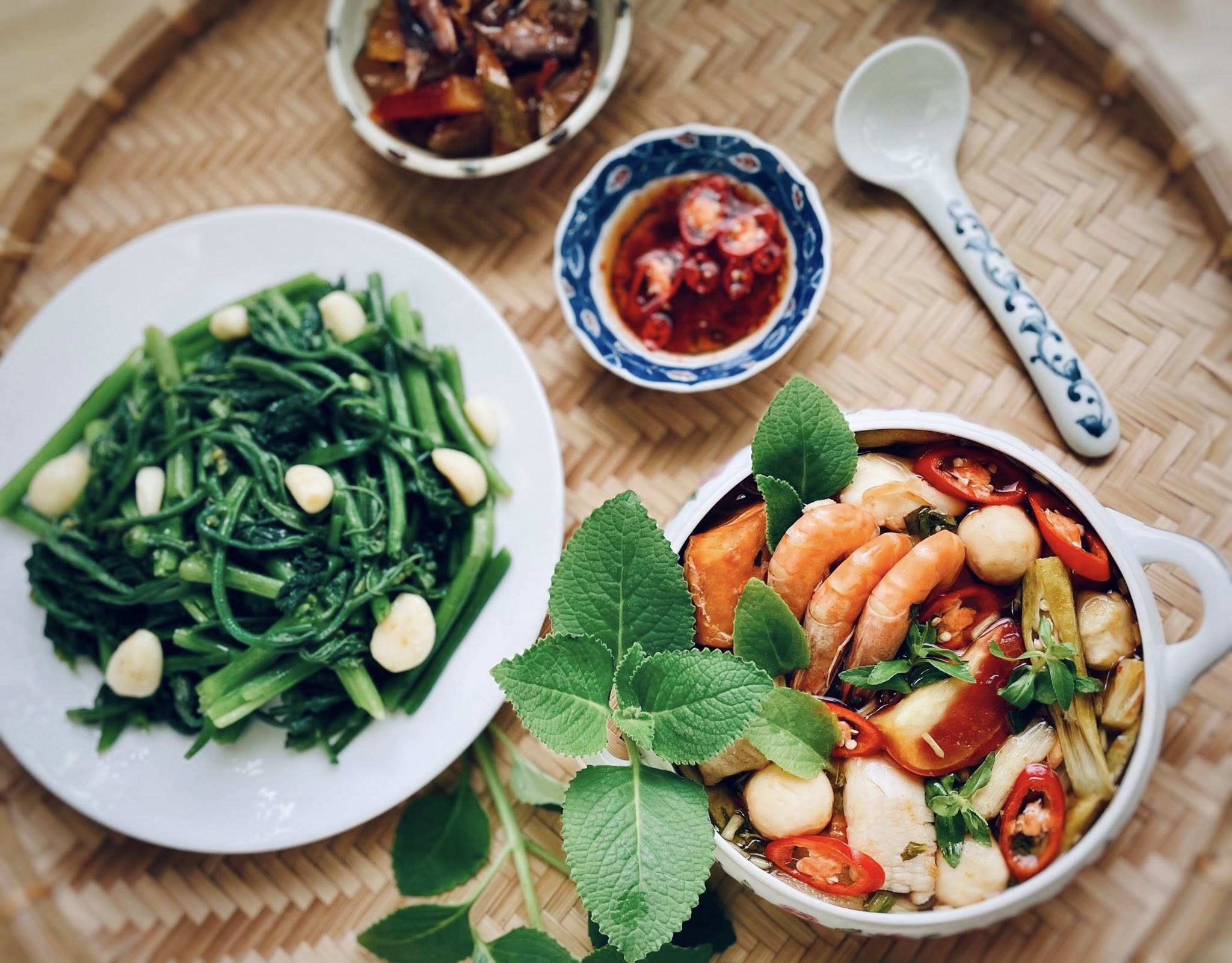Đọt bí xào tỏi + Dưa mắm miền Tây + Canh chua hải sản