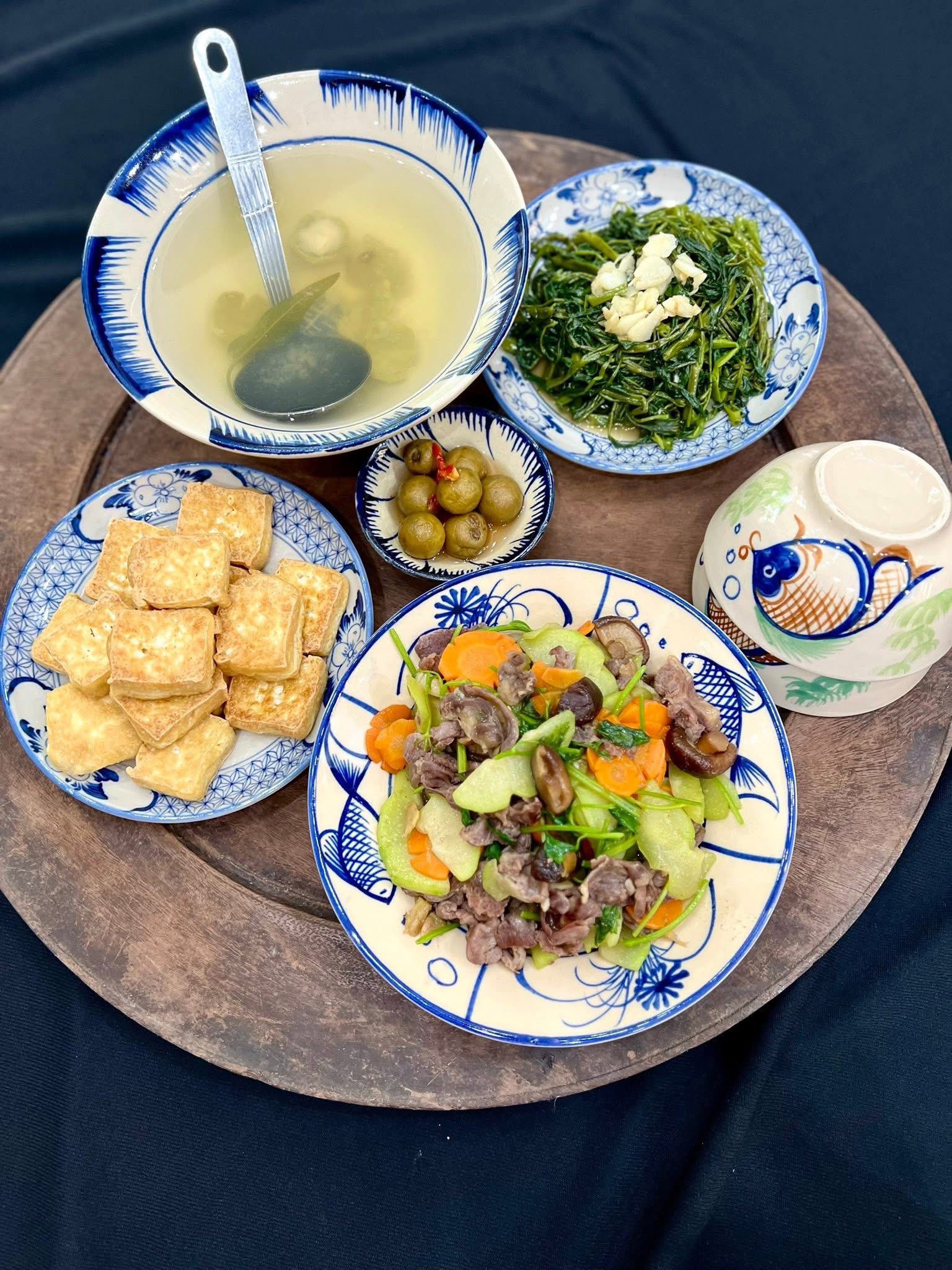 Thịt bò xào su su - Đậu rán - Rau muống xào tỏi