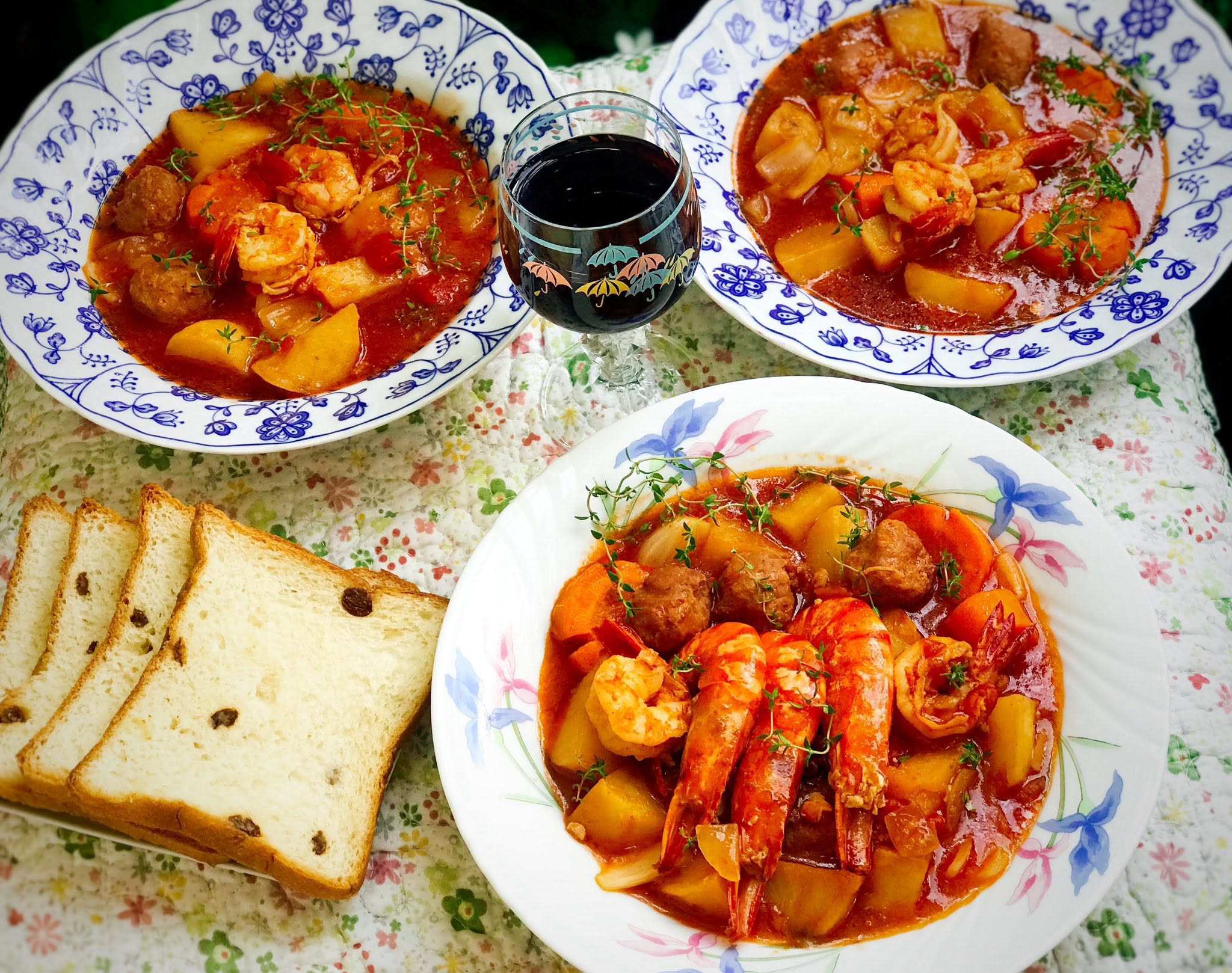 Tôm, thịt viên sốt vang