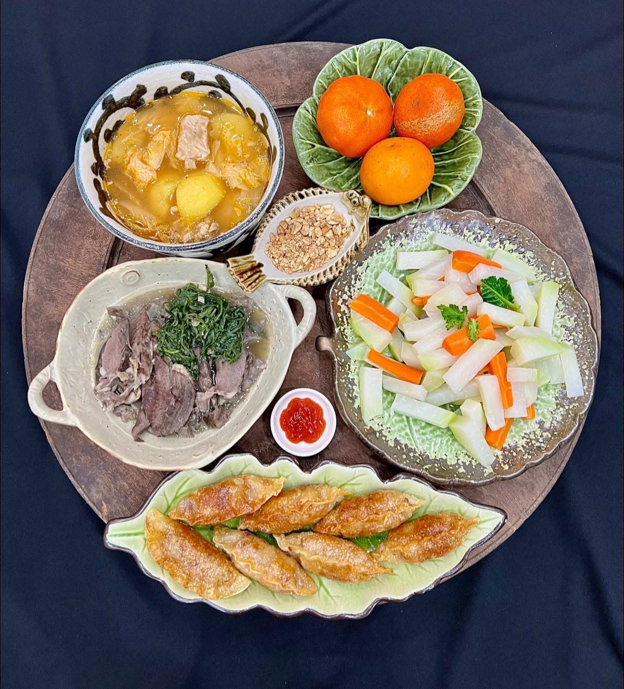 Tim hầm ngải cứu - Mandu chiên - Canh khoai tây kim chi - Rau củ luộc