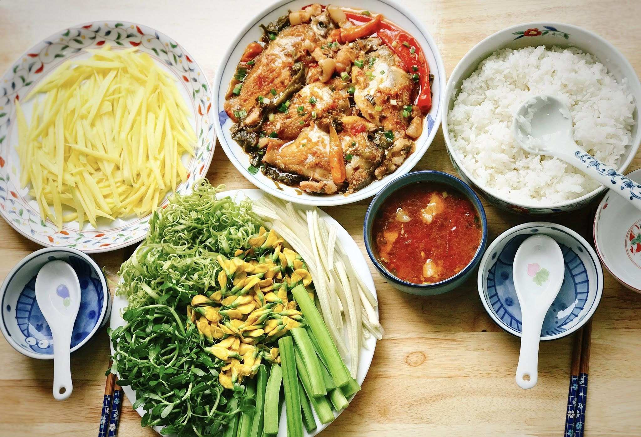 Cá he kho + Rau sống chấm nước kho cá