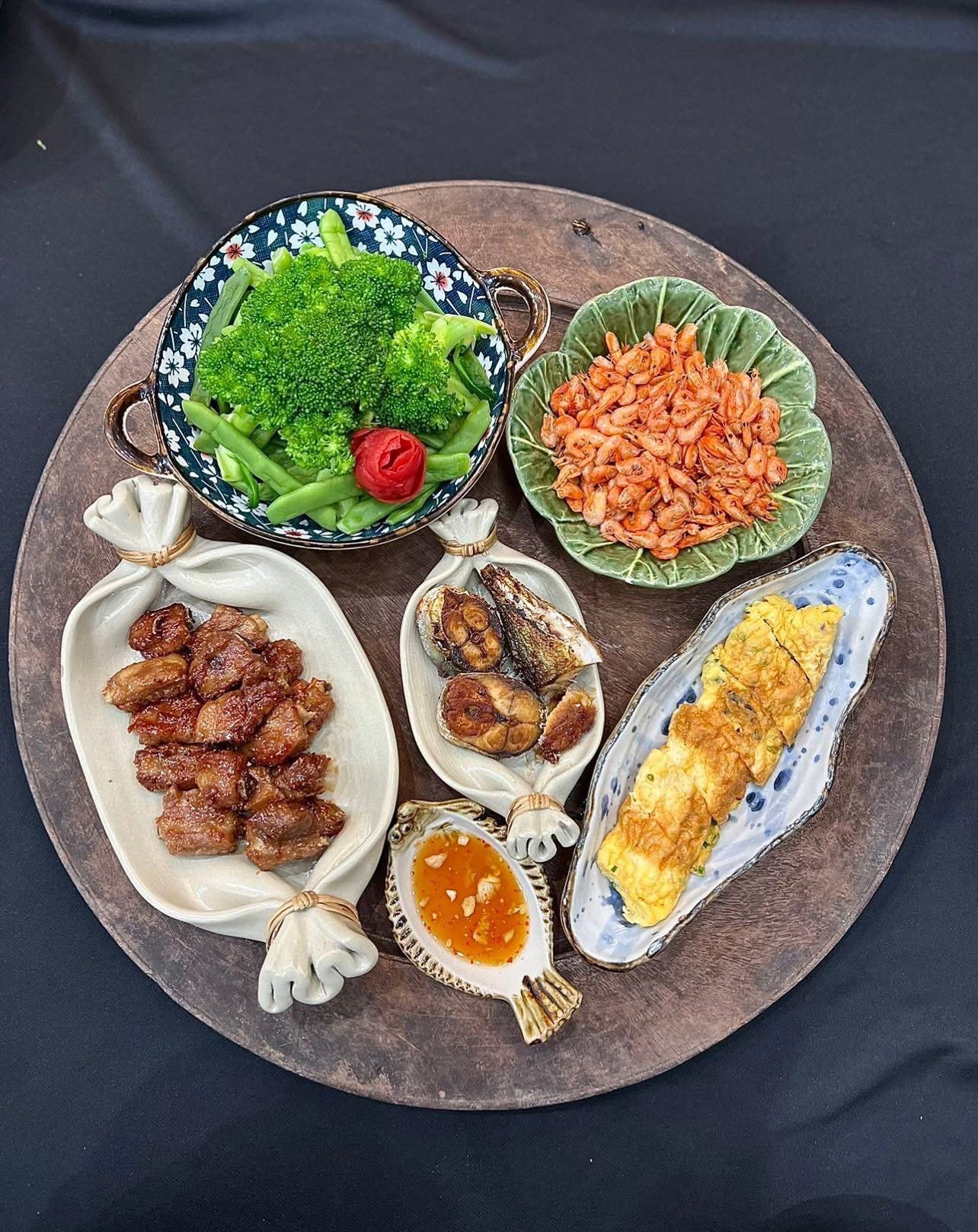 Sườn nướng - Cá nục chiên - Trứng chiên - Tôm rang - Súp lơ luộc