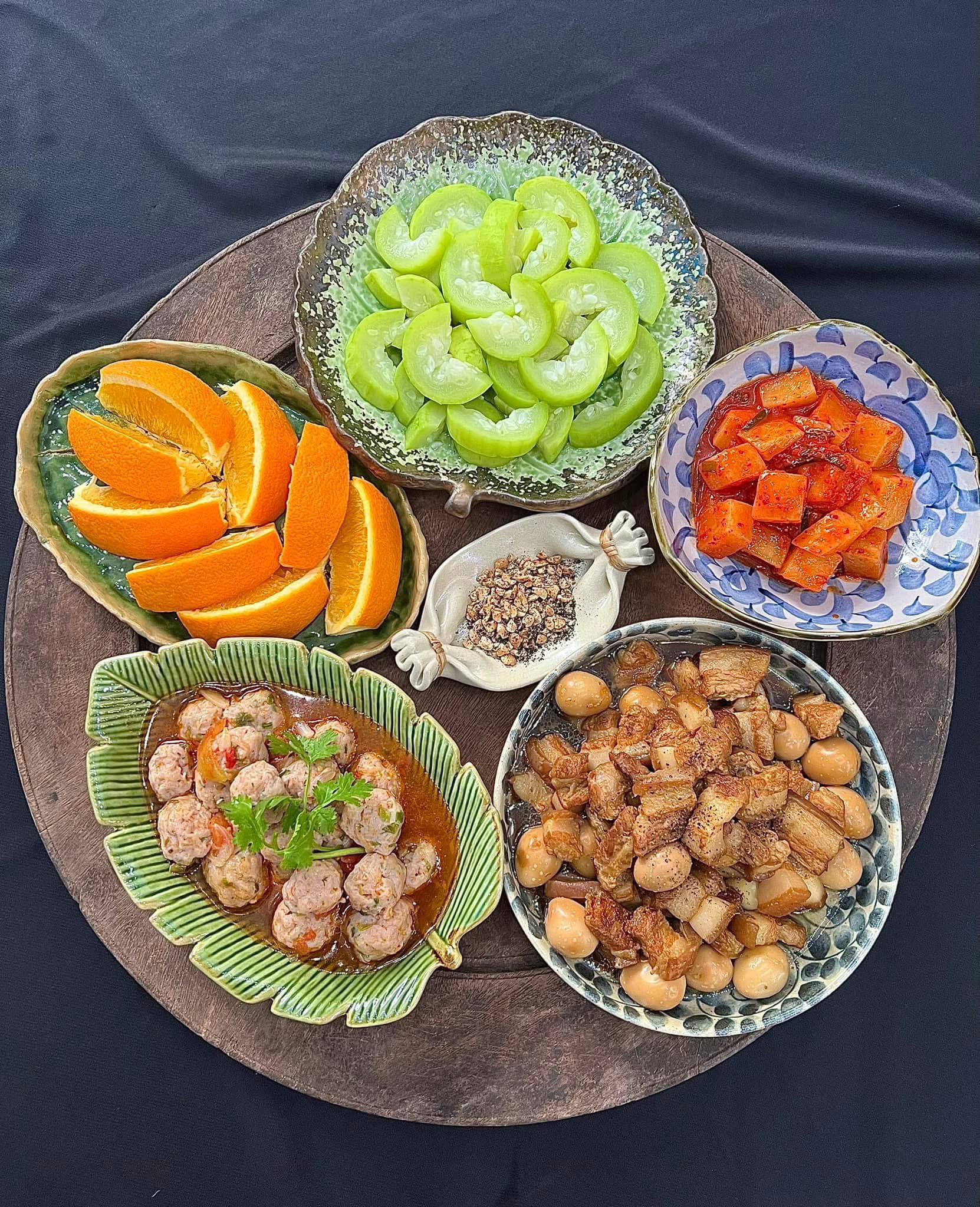 Thịt kho trứng - Chả cá sốt cà chua - Bầu luộc