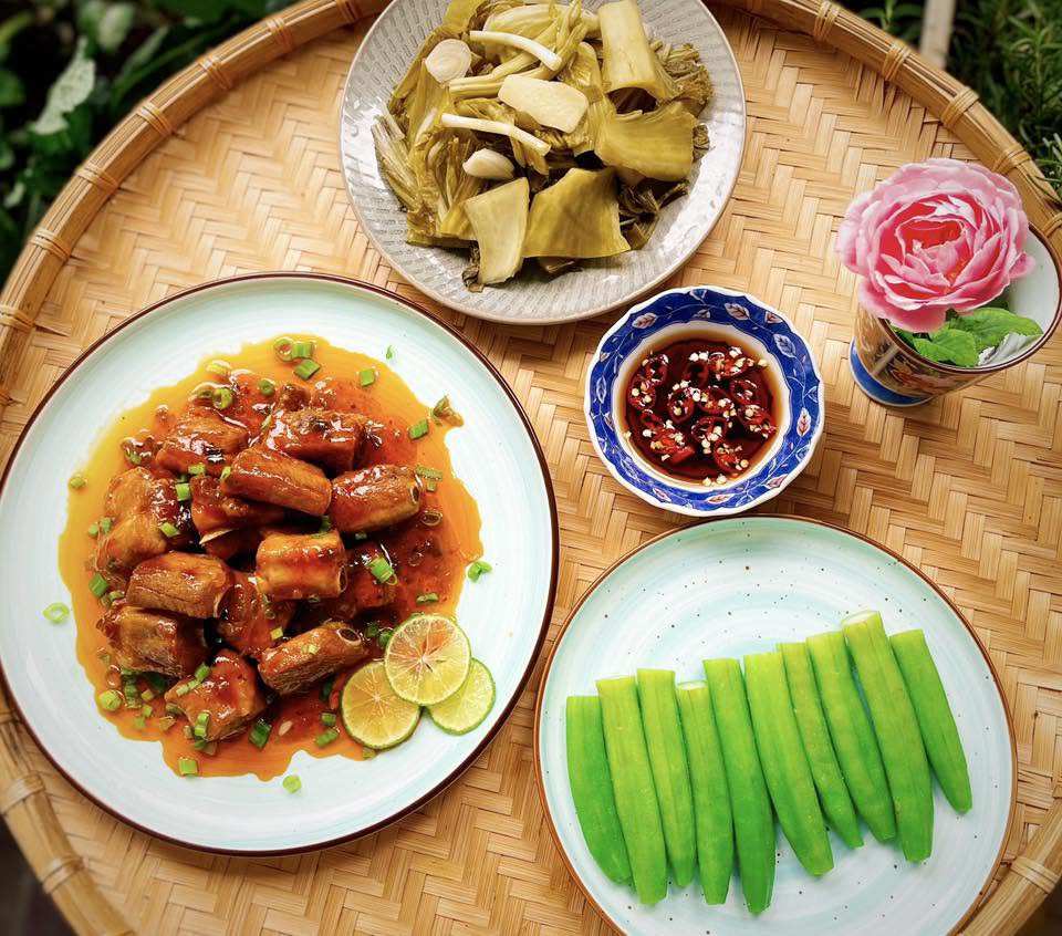 Đậu bắp luộc chấm mắm ớt + Dưa cải chua + Sườn xốt chua ngọt