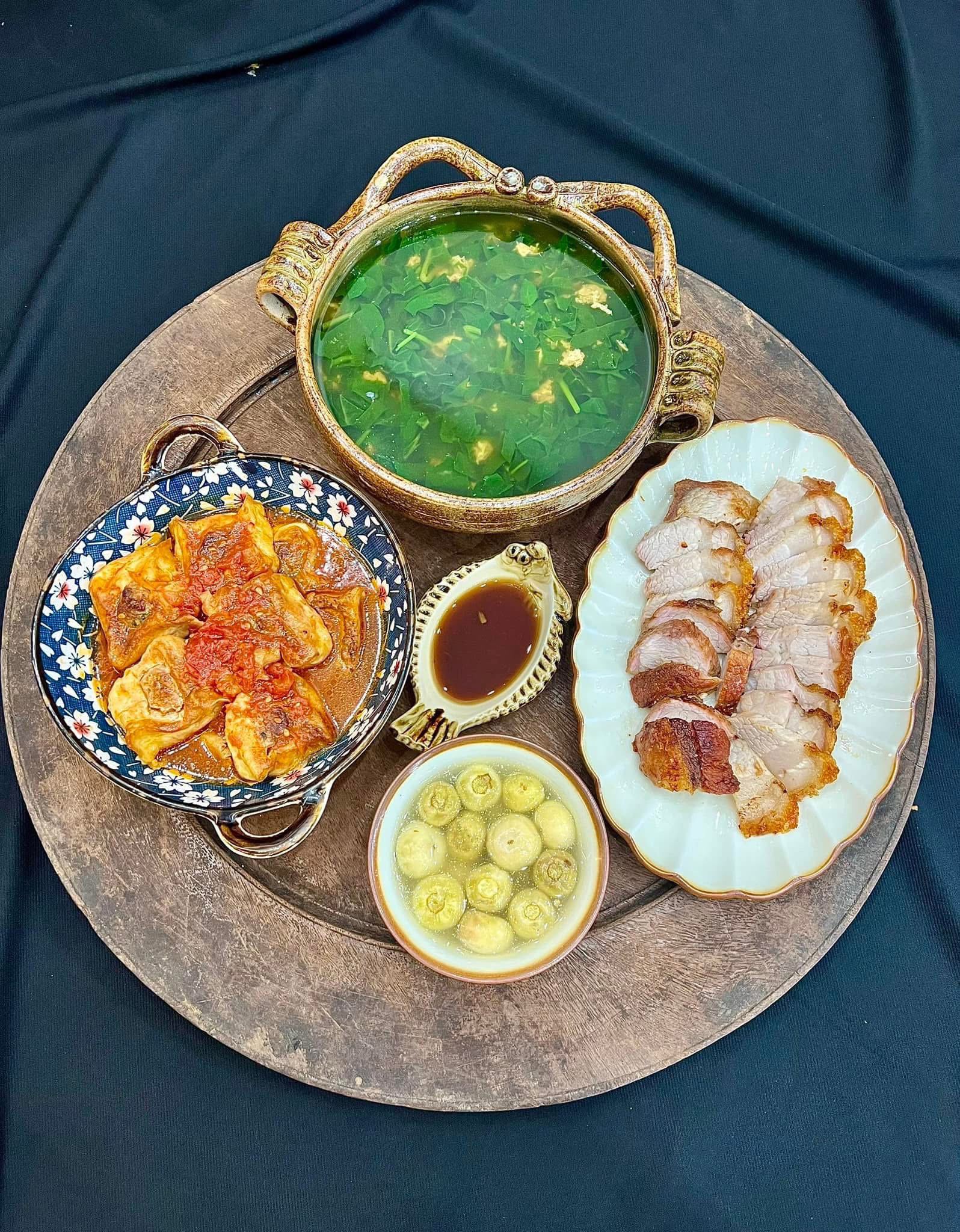 Thịt quay giòn bì - Đậu sốt cà chua - Canh cua mồng tơi