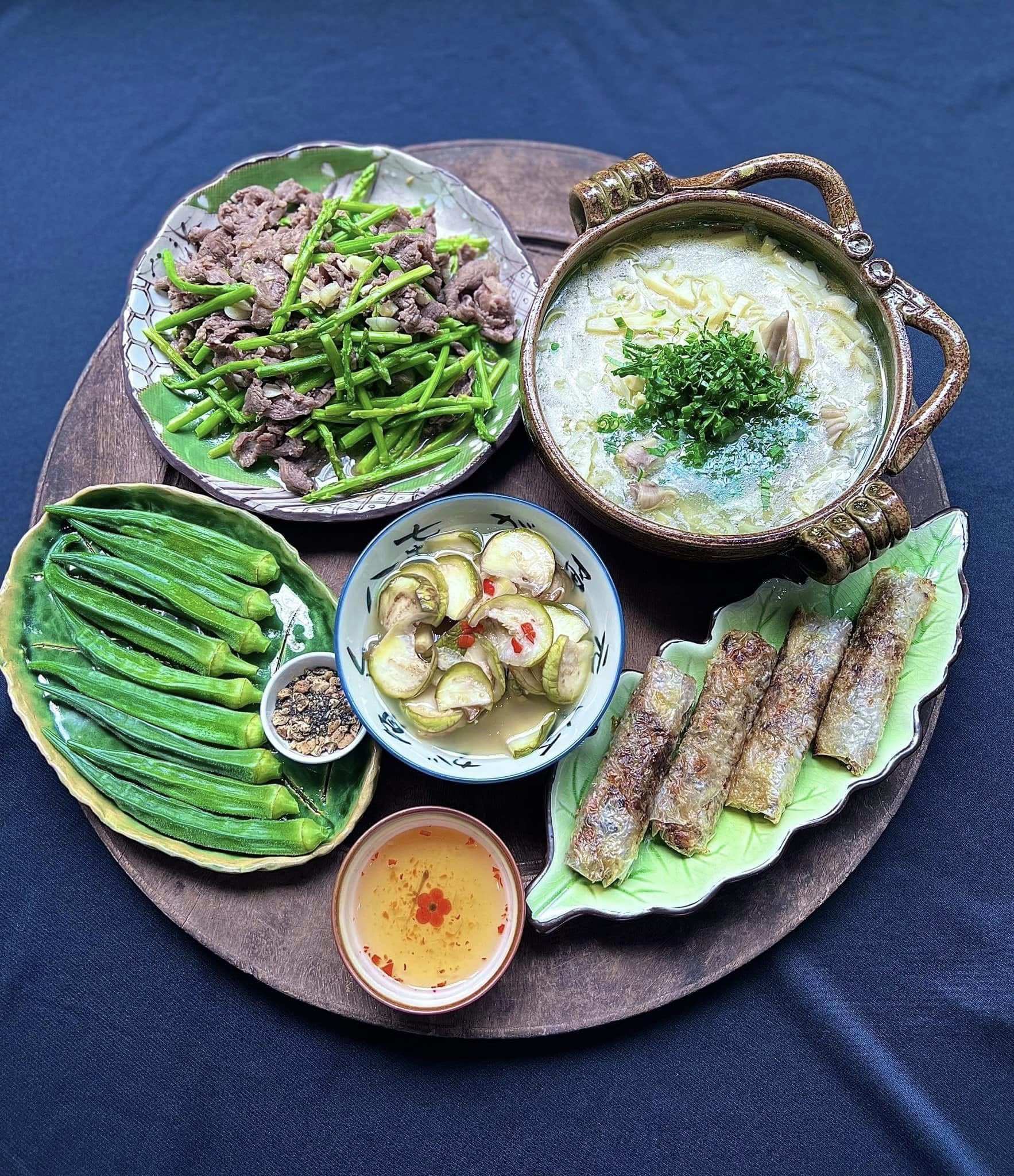 Canh măng - Nem rán - Bò xào măng măng tây - Đậu bắp luộc