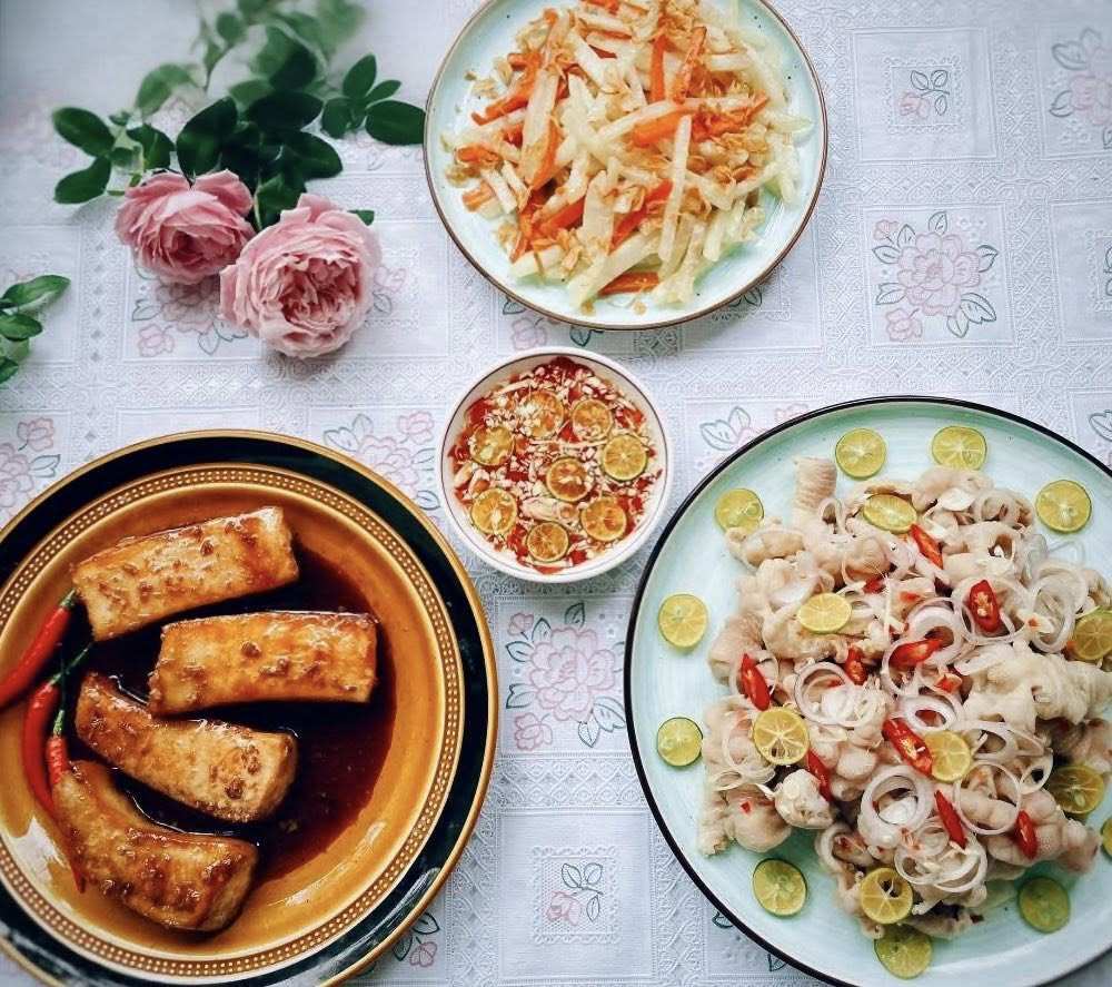 Su hào, cà rốt xào + Chân gà rút xương ngâm sả tắc+ Cá cờ xốt tương Nhật
