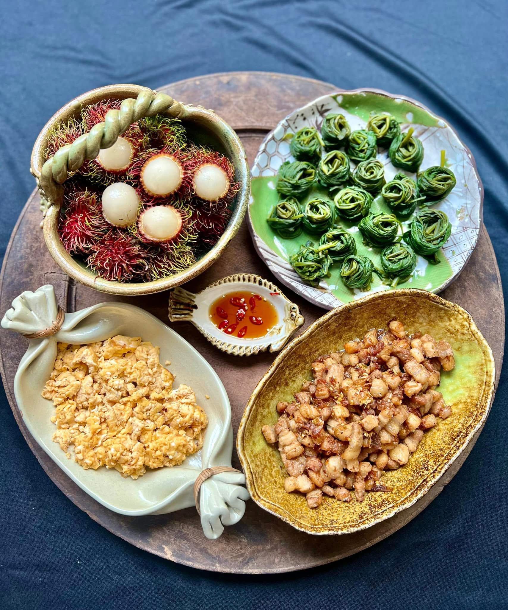 Thịt rang cháy cạnh - Trứng chưng - Rau muống luộc