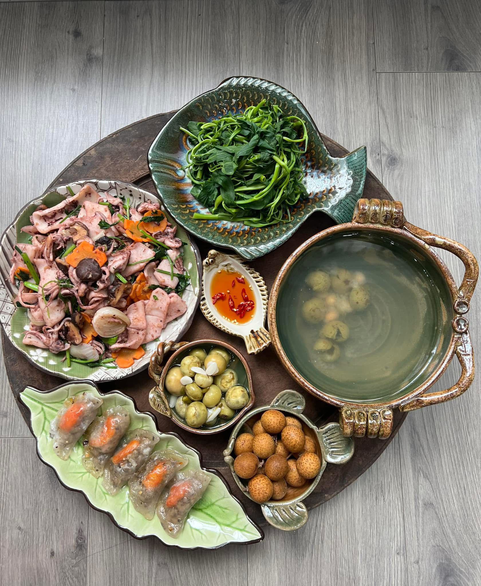 Mực xào cần tỏi - Rau muống luộc - Bánh bột lọc