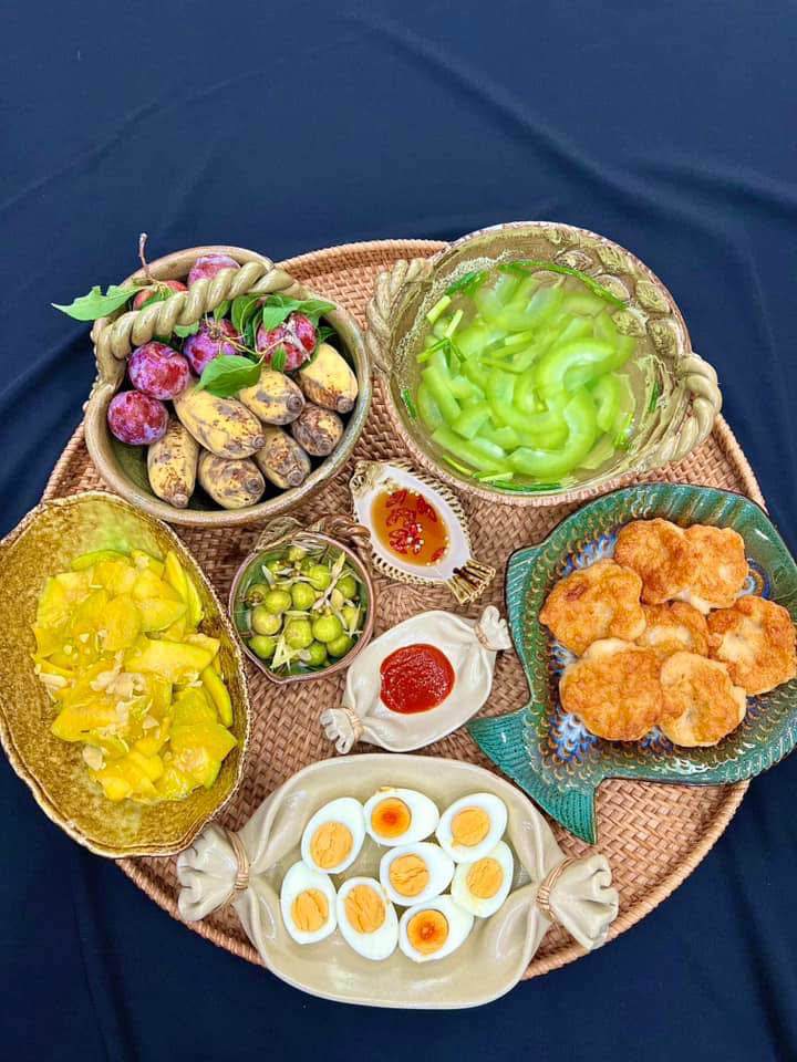 Chả mực - Trứng luộc - Bí xào tỏi - Canh bí xanh