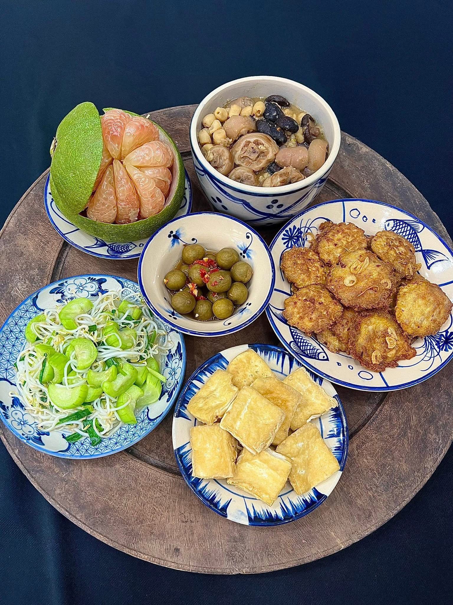 Đuôi lợn hầm thuốc bắc - Trứng chiên thịt băm - Đậu rán - Mướp xào giá