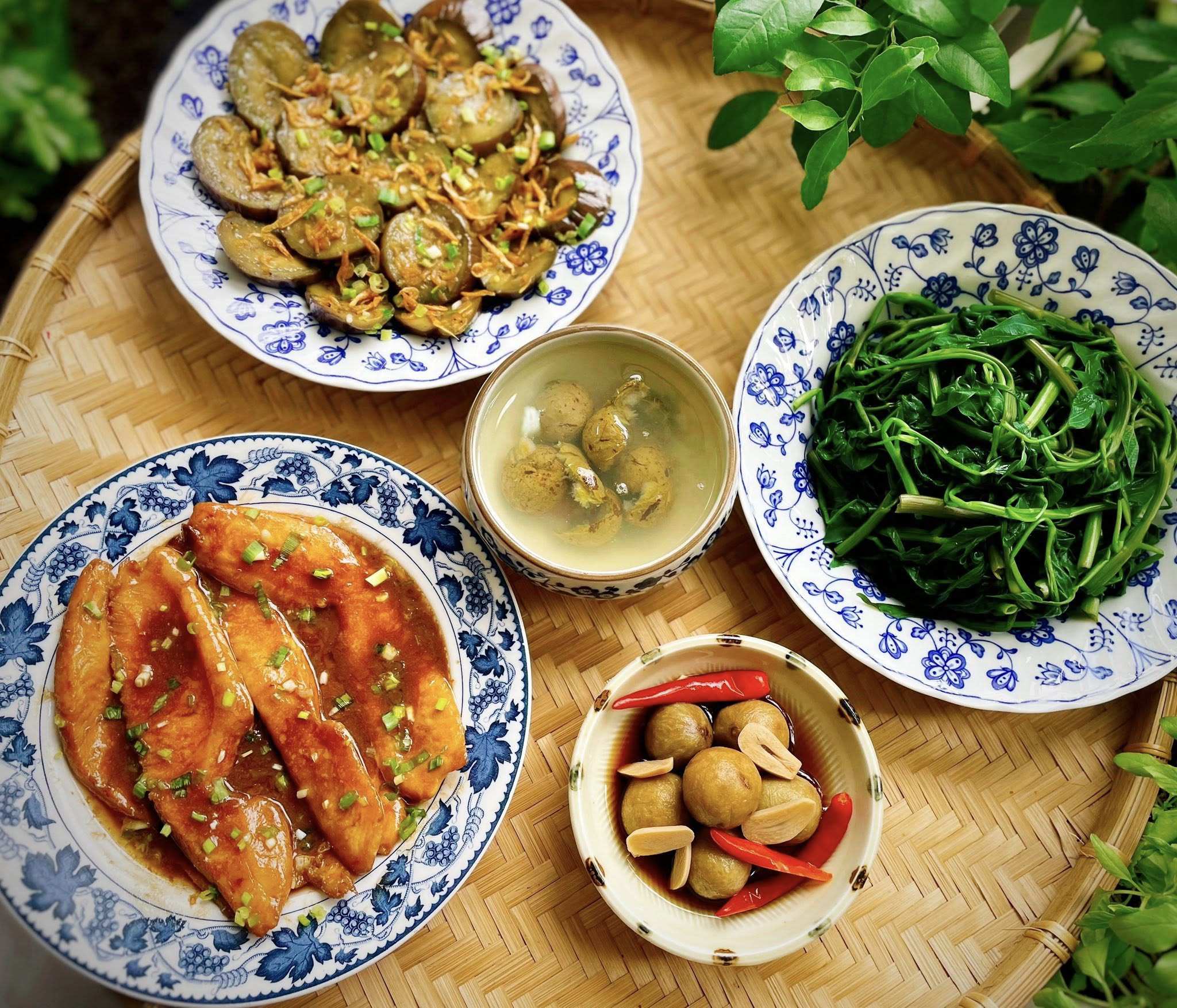Cà tím xào con ruốc khô + Rau muống luộc + Sấu ngâm mắm ớt + Lườn cá hồi xốt Kabayaki