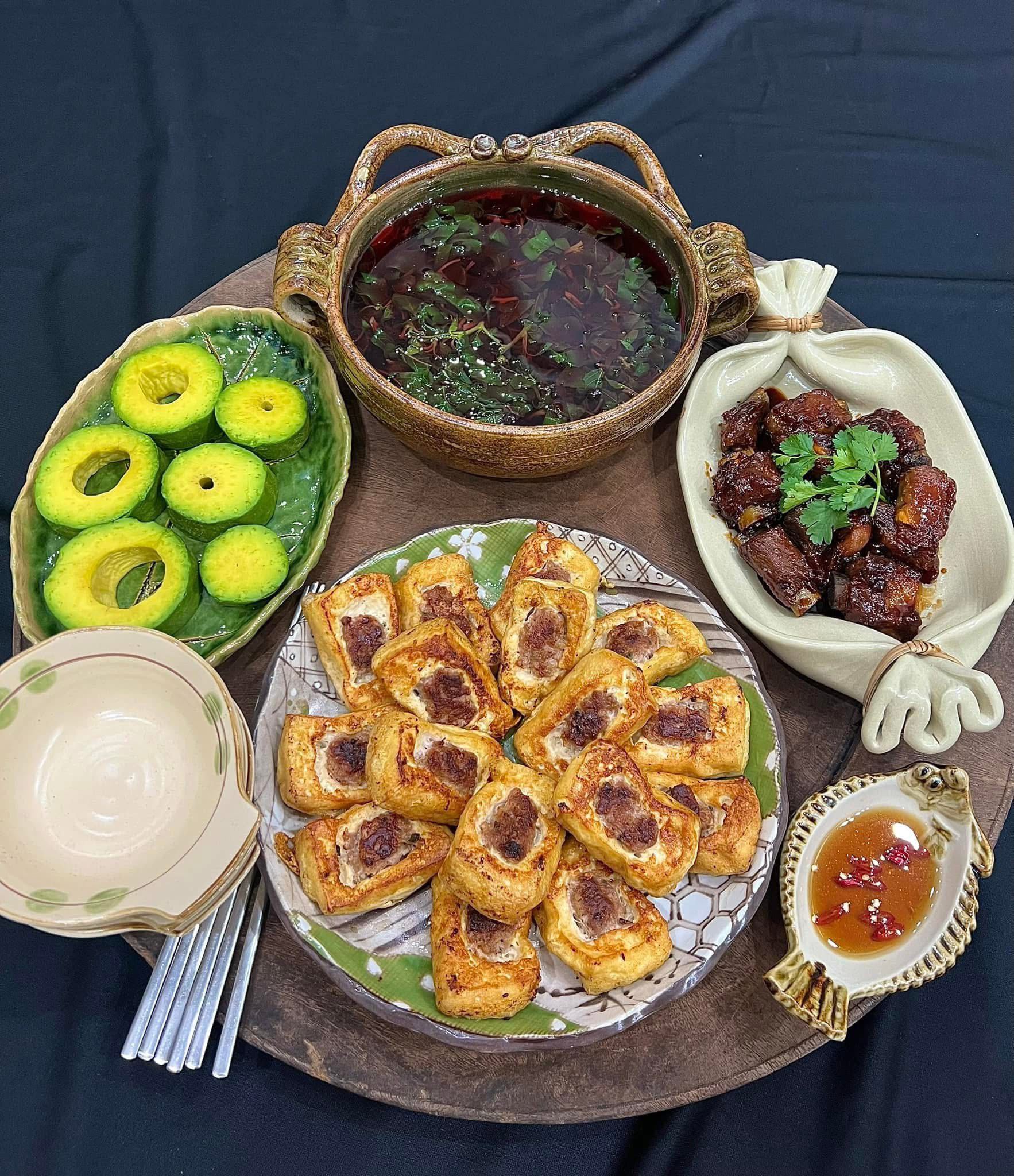 Sườn xào chua ngọt - Đậu nhồi thịt - Canh rau dền