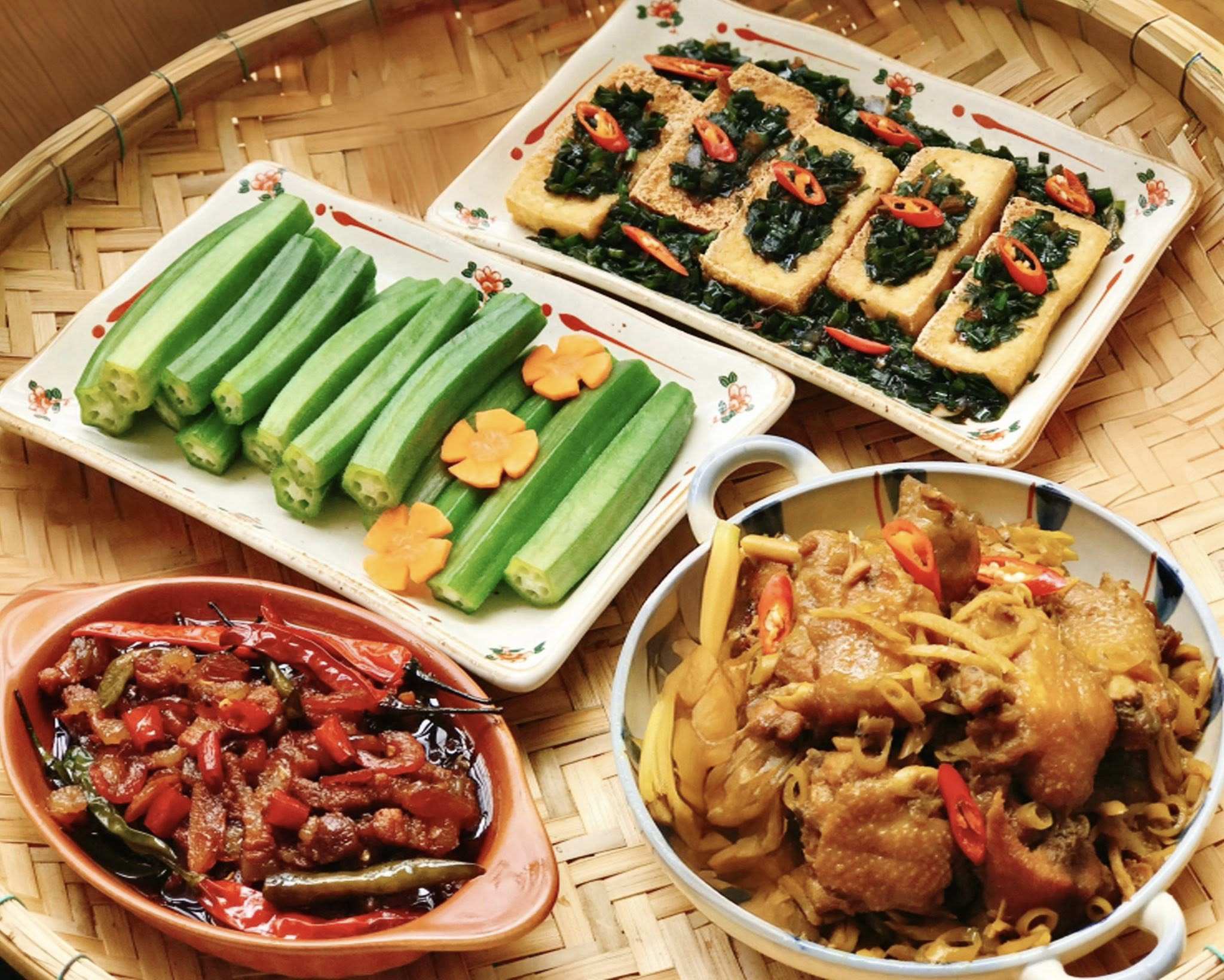 Đậu rán tẩm hành + Đậu bắp luộc chấm kho quẹt + Gà xào sả ớt