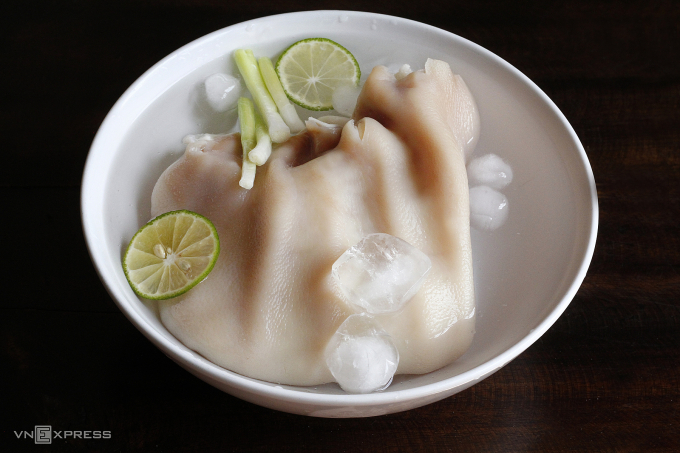 Tai heo luộc xong vớt ra ngâm nước đá sạch.