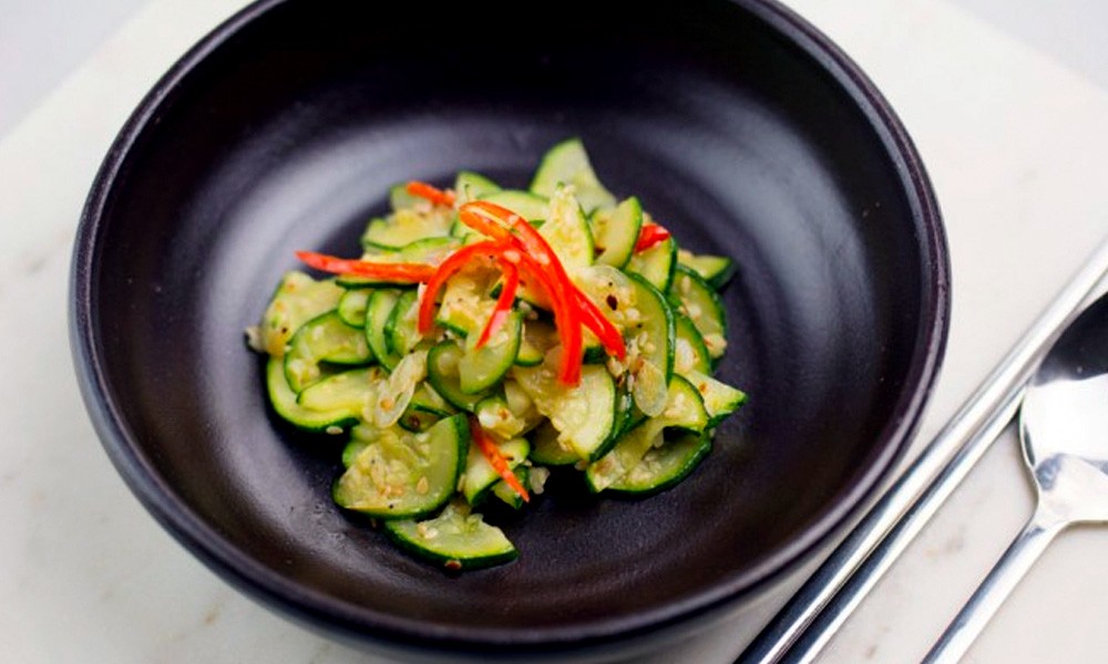 Bí ngòi xào (Ae-hobak namul). Bó ngòi xào mềm với một dầu mè và ớt đỏ Hàn Quốc. Món ăn có hương vị ngọt thanh, thơm nhẹ và độ giòn ngon, rất thích hợp để thưởng thức trong bữa cơm hàng ngày.