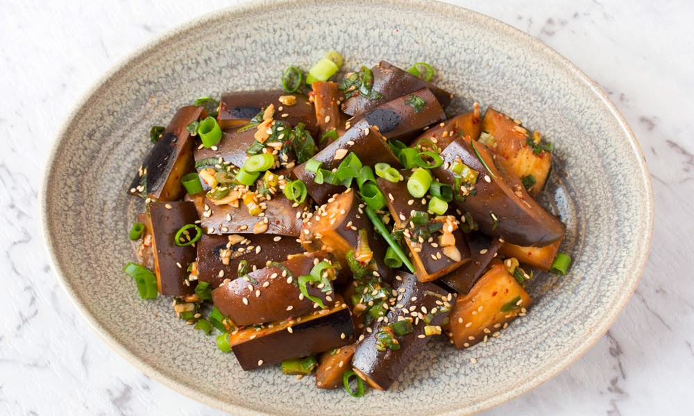 Cà tím hấp (Gaji namul). Cà tím hấp mềm, tẩm nước tương, nước mắm, tỏi, dầu mè và ớt bột. Rắc thêm hành lá và mè rang.