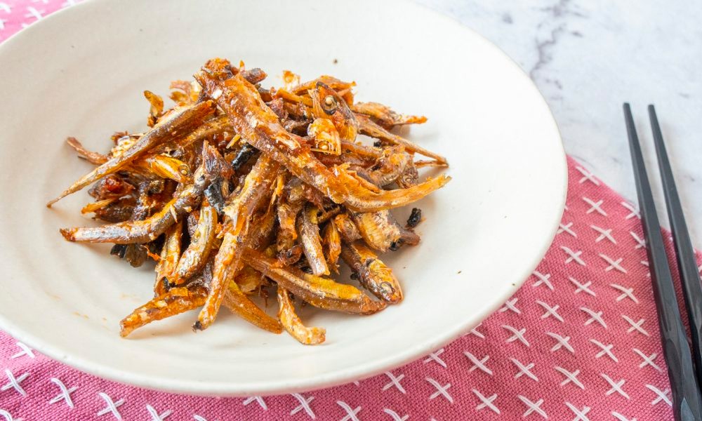 Cá cơm rim (Myulchi bokkeum). Cá cơm nhỏ rim giòn, áo lớp sốt từ xì dầu, rượu gạo, đường và bột tỏi.