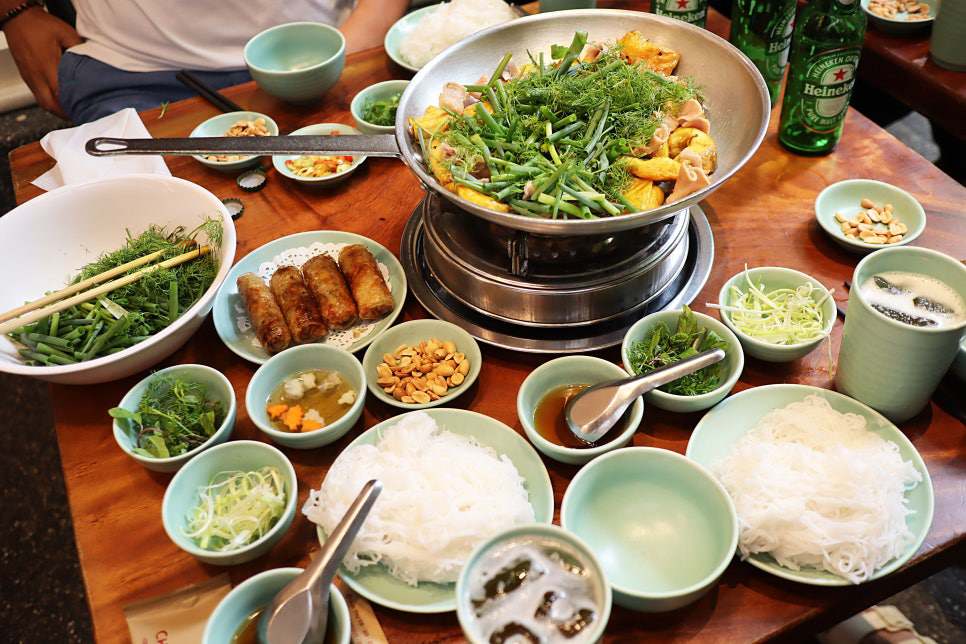 Khách Hàn Say Đắm Hà Nội Qua Món Chả Cá Nổi Tiếng - 2